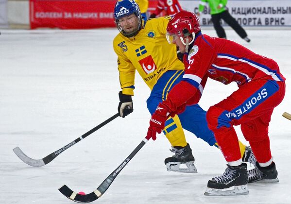 Игрок сборной Швеции Линус Петтерссон (слева) и игрок сборной России Сергей Ломанов