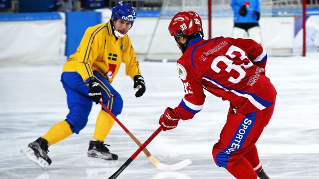 Игрок сборной России Андрей Прокопьев (справа)