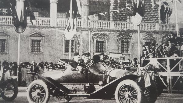 А.П. Нагель и В.А. Михайлов в машине Руссо-Балт перед княжеским дворцом в Монако.
