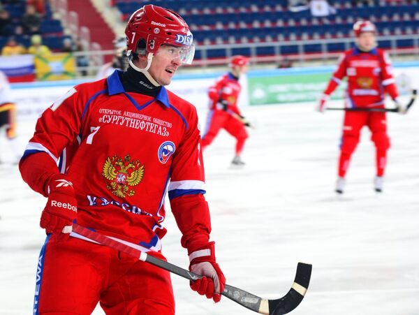 Игрок сборной России по хоккею с мячом Сергей Ломанов