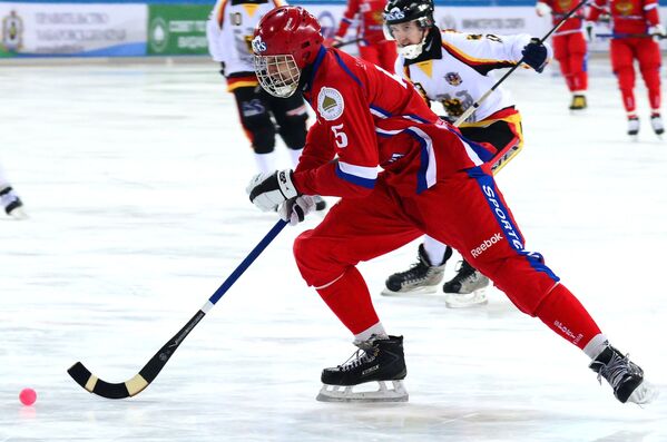 Игрок сборной России по хоккею с мячом Артём Бондаренко