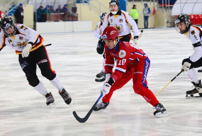 Игрок сборной России по хоккею с мячом Алмаз Миргазов