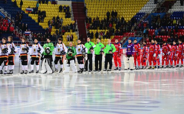 Игроки сборных России и Германии по хоккею с мячом