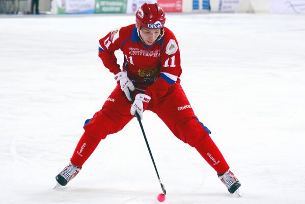 Игрок сборной России по хоккею с мячом Вадим Чернов