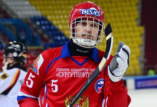 Игрок сборной России по хоккею с мячом Артём Бондаренко