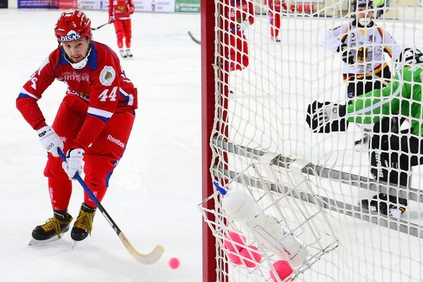 Игрок сборной России по хоккею с мячом Вадим Архипкин