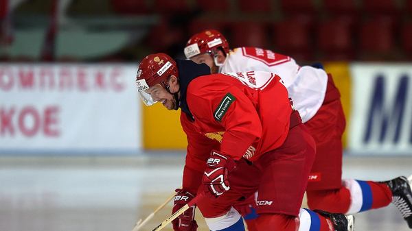 Хоккеисты сборной России играют в бенди на тренировке