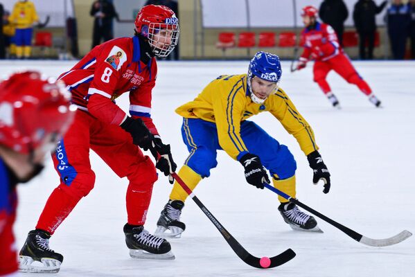 Игрок сборной России по хоккею с мячом Максим Ишкельдин (справа)