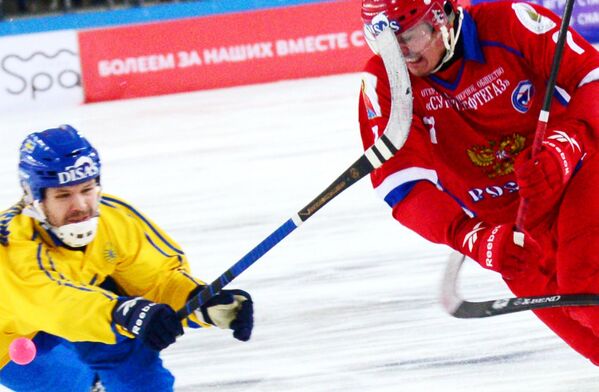 Игрок сборной России по хоккею с мячом Сергей Ломанов (справа)