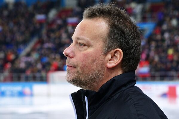 Главный тренер сборной Швеции по хоккею с мячом Свенн Олссон