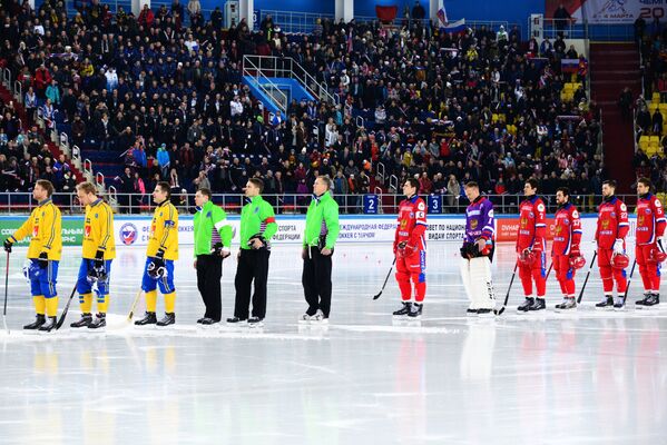 Игроки сборных Швеции и России по хоккею с мячом