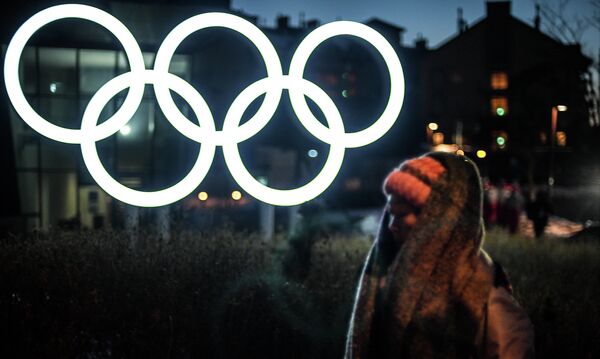 Олимпийские кольца у здания главного пресс-центра в Олимпийском парке в Пхенчхане