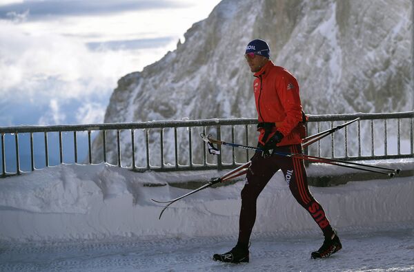 Российский лыжник Александр Панжинский на тренировке