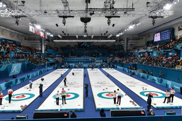 Игровой момент матча сборных России и Норвегии по керлингу на Олимпийских играх-2018