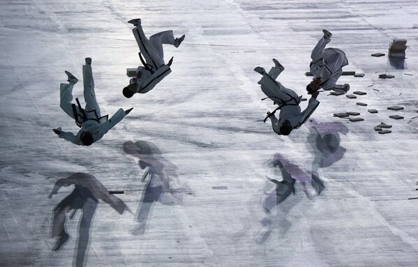 Артисты во время театрализованного представления на церемонии открытия XXIII зимних Олимпийских игр в Пхенчхан