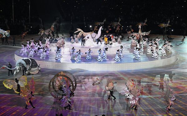 Артисты во время театрализованного представления на церемонии открытия XXIII зимних Олимпийских игр в Пхенчхане