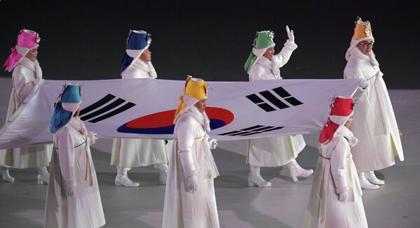 Вынос флага страны-хозяйки во время церемонии открытия XXIII зимних Олимпийских игр в Пхенчхане