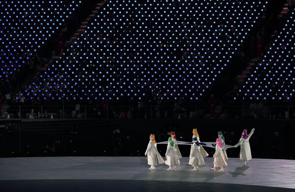 Вынос флага страны-хозяйки во время церемонии открытия XXIII зимних Олимпийских игр в Пхенчхане