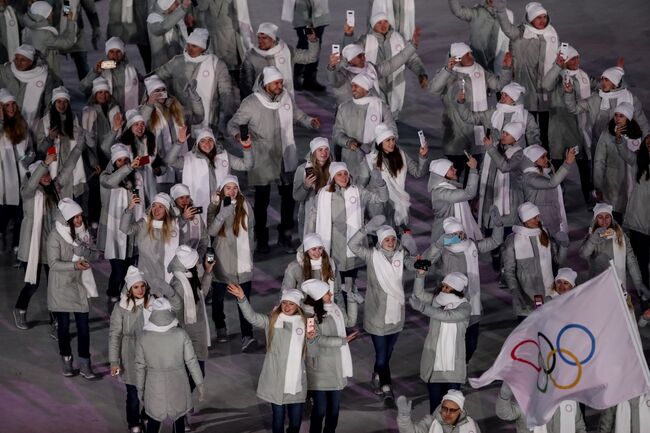 Атлеты из России на параде спортсменов на церемонии открытия зимних Игр-2018 в южнокорейском Пхенчхане под олимпийским флагом