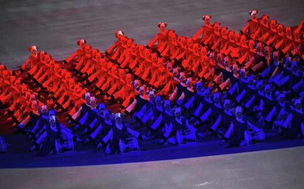Артисты во время театрализованного представления на церемонии открытия XXIII зимних Олимпийских игр в Пхенчхане