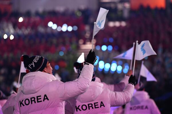Спортсмены Южной Кореи на церемонии открытия Олимпийских игр в Пхенчхане под единым флагом Кореи