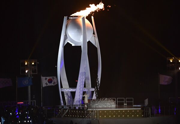 Южнокорейская фигуристка Ким Юна зажигает огонь Игр-2018 в Пхенчхане
