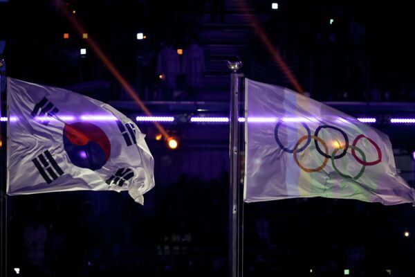Флаги Южной Кореи и МОК (олимпийские кольца)
