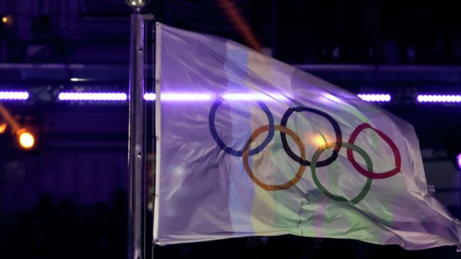Флаги Южной Кореи и МОК (олимпийские кольца)