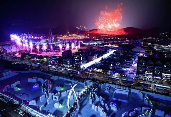 Салют над Пхенчханом во время церемонии открытия Олимпийских игр
