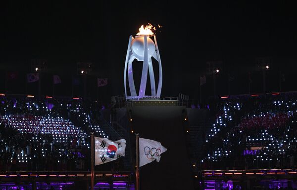 Зажжение олимпийского огня во время церемонии открытия зимних Олимпийских игр в Пхенчхане
