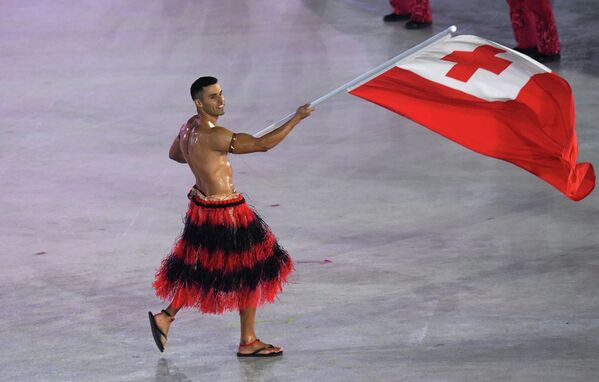 Выход спортсмена из Тонга Пита Тауфатофуа на церемонии открытия Олимпийских игр в Пхенчхане