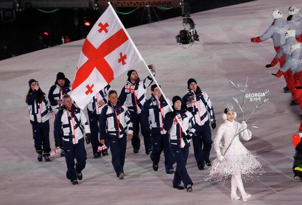 Морис Квителашвили несет флаг Грузии на церемонии открытия Олимпийских игр в Пхенчхане