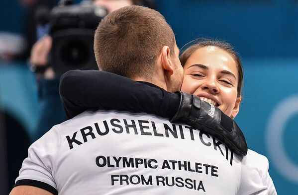 Анастасия Брызгалова и Александр Крушельницкий радуются победе