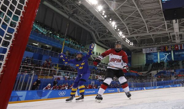 Игровой момент матча между хоккеистками сборных Швеции и Японии