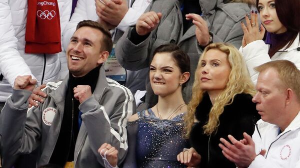 Евгения Медведева (в центре)