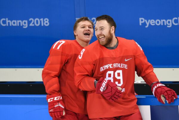 Российские хоккеисты Кирилл Капризов (слева) и Никита Нестеров