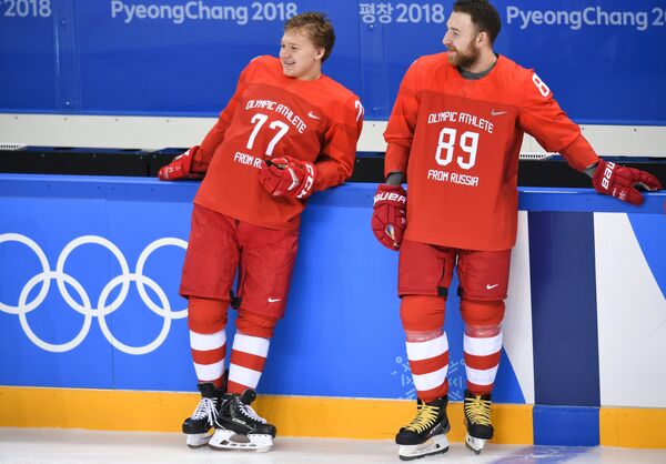 Хоккеисты сборной России Кирилл Капризов (слева) и Никита Нестеров