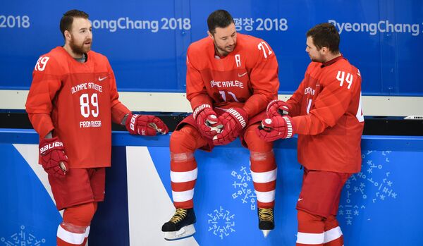 Российские хоккеисты Никита Нестеров, Илья Ковальчук и Егор Яковлев (слева направо
