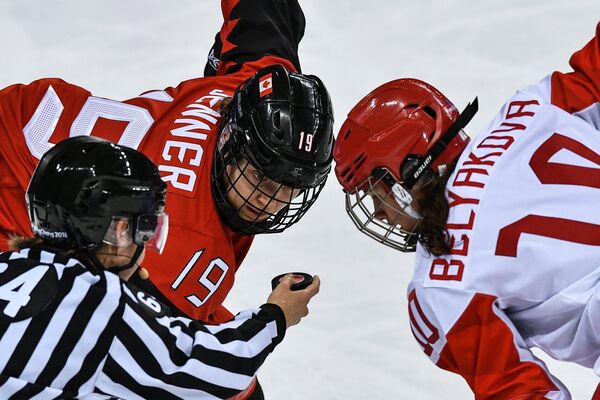 Российская хоккеистка Людмила Белякова и игрок сборной Канады Брианн Дженнер (справа налево)