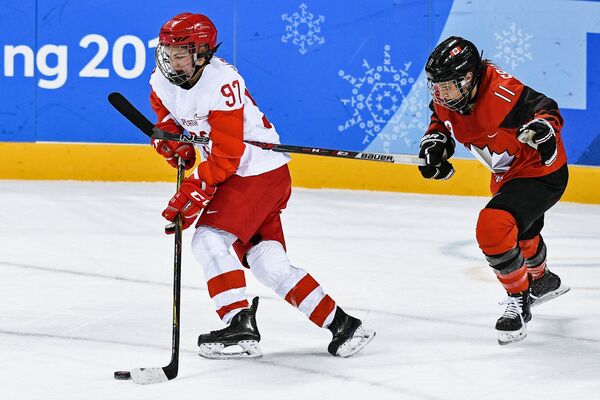 Российская хоккеистка Анна Шохина (слева) и игрок сборной Канады Джиллиан Саульниер