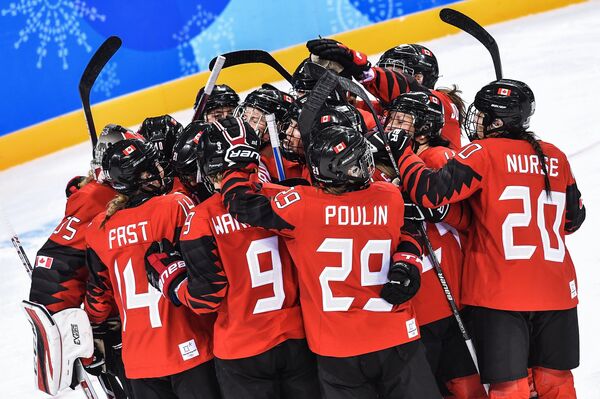 Хоккеистки сборной Канады радуются победе