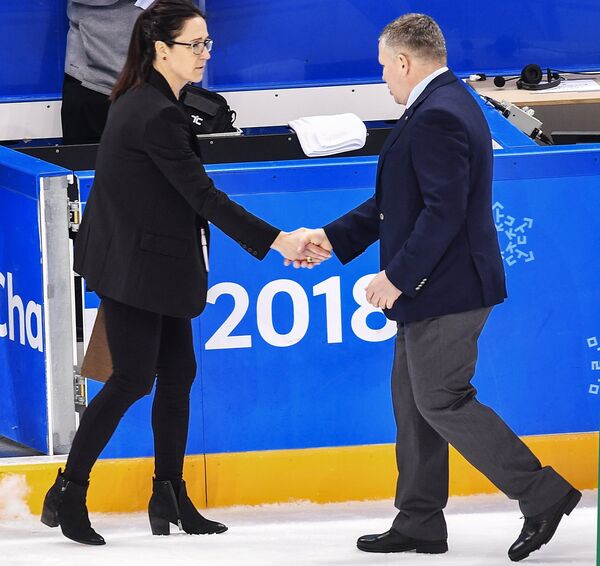 Главный тренер сборной Канады Лаура Шулер и главный тренер российских хоккеисток Алексей Чистяков