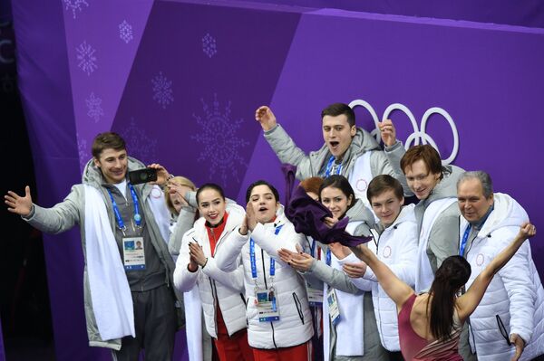 Российская сборная во время выступления Екатерины Бобровой и Дмитрия Соловьева