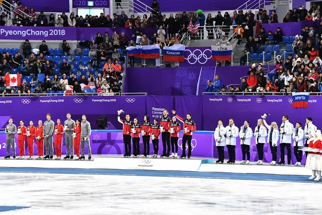 Церемония награждения призеров командного турнира фигуристов на Олимпиаде