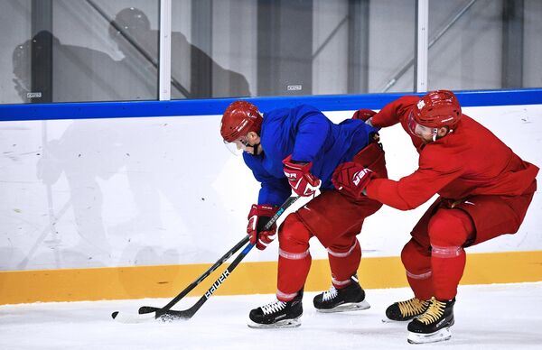 Российские хоккеисты Сергей Мозякин и Никита Нестеров (справа)