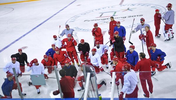 Российские хоккеисты во время тренировки