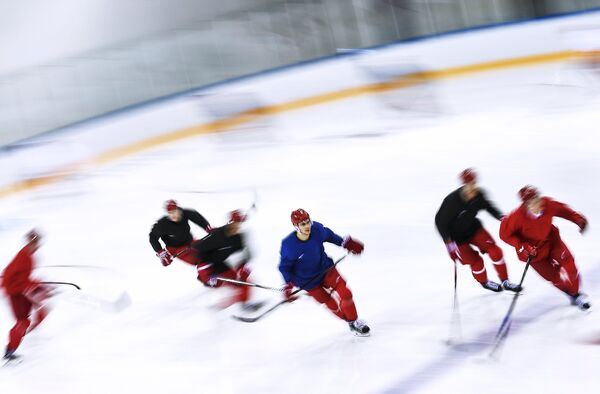 Российские хоккеисты во время тренировки