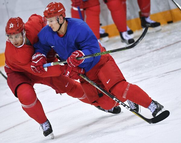 Российские хоккеисты Алексей Марченко и Александр Барабанов (справа)