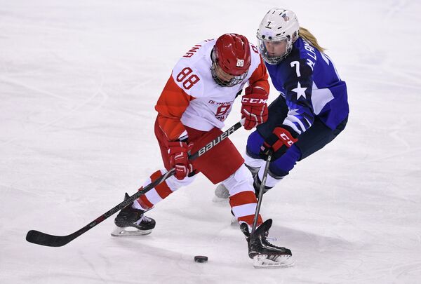 Российская хоккеистка Екатерина Смолина (слева) в матче против США