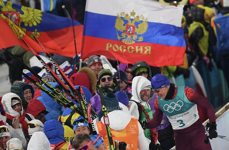 Российский спортсмен Александр Большунов (справа)